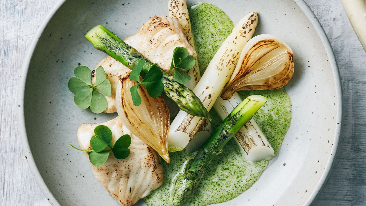 Griet met gebrande asperges en gepofte ui met witte wijnsaus en bieslook Griet met gebrande asperges en gepofte ui met witte wijnsaus en bieslook